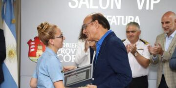 La agente Mora Jacobo auxilió a turistas en Año Nuevo en Mina Clavero, fue distinguida por la Provincia\u002E