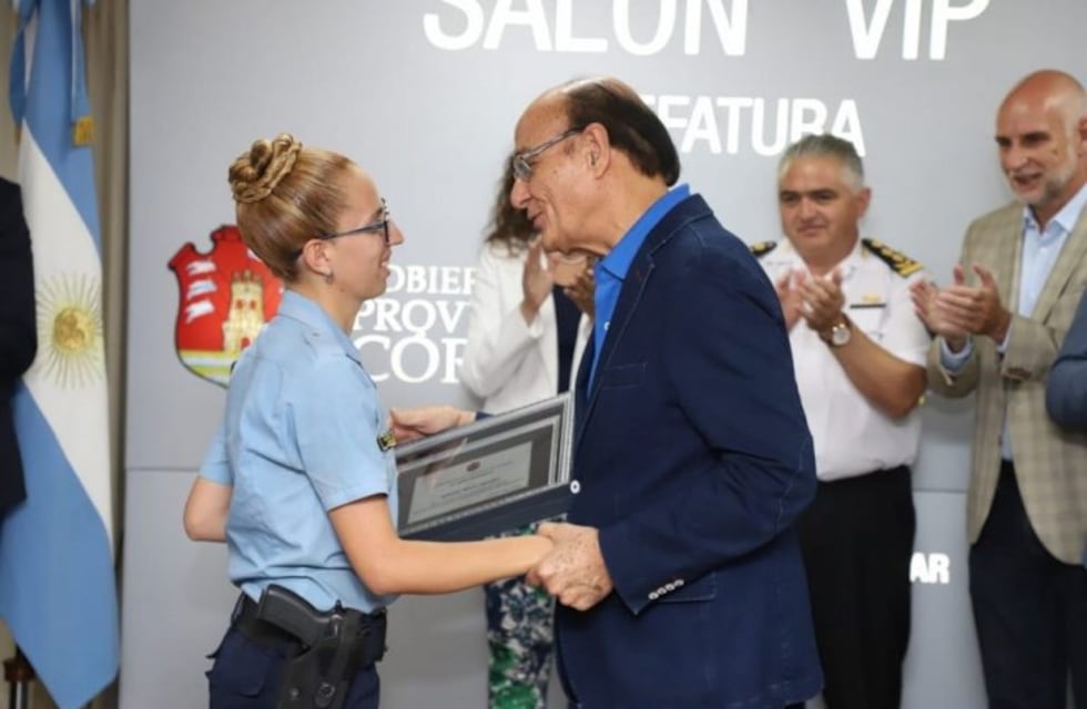 Distinguieron a la policía que ayudó a una pareja de jubilados en Mina Clavero