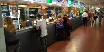 Ventanillas de Flechabus en Retiro (Foto: Clarín)\u002E