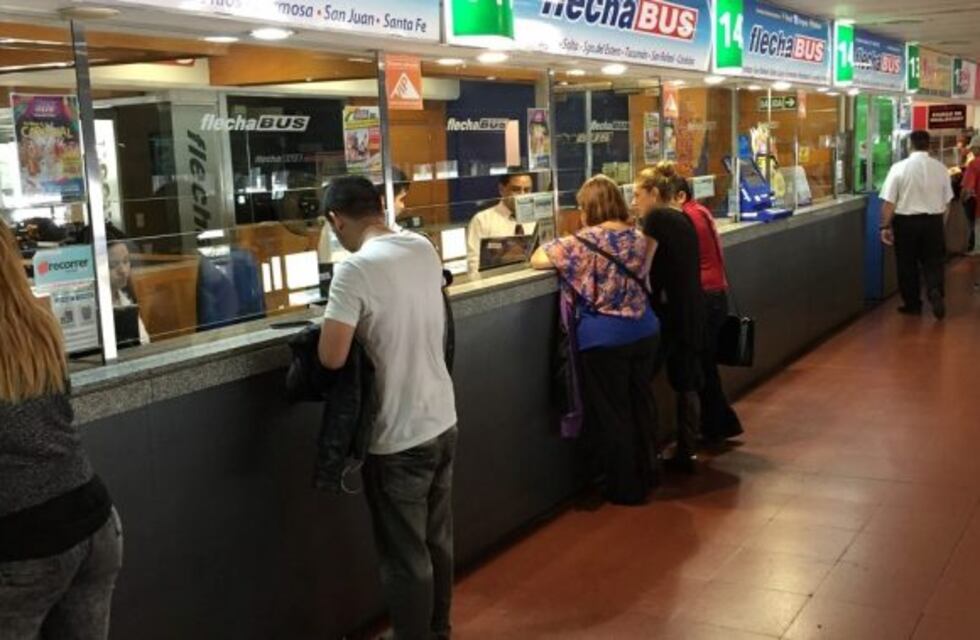 Se demoró su micro y rompió la ventanilla de la empresa en la terminal