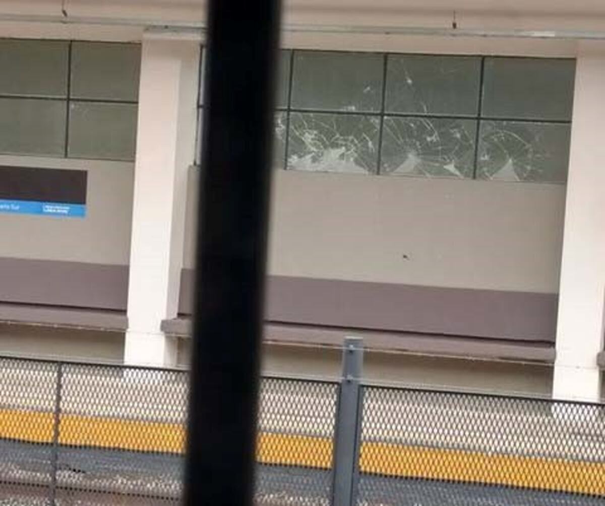 Vidrios rotas en la renovada estación de trenes de San Nicolás (Nicolás Roberto)
