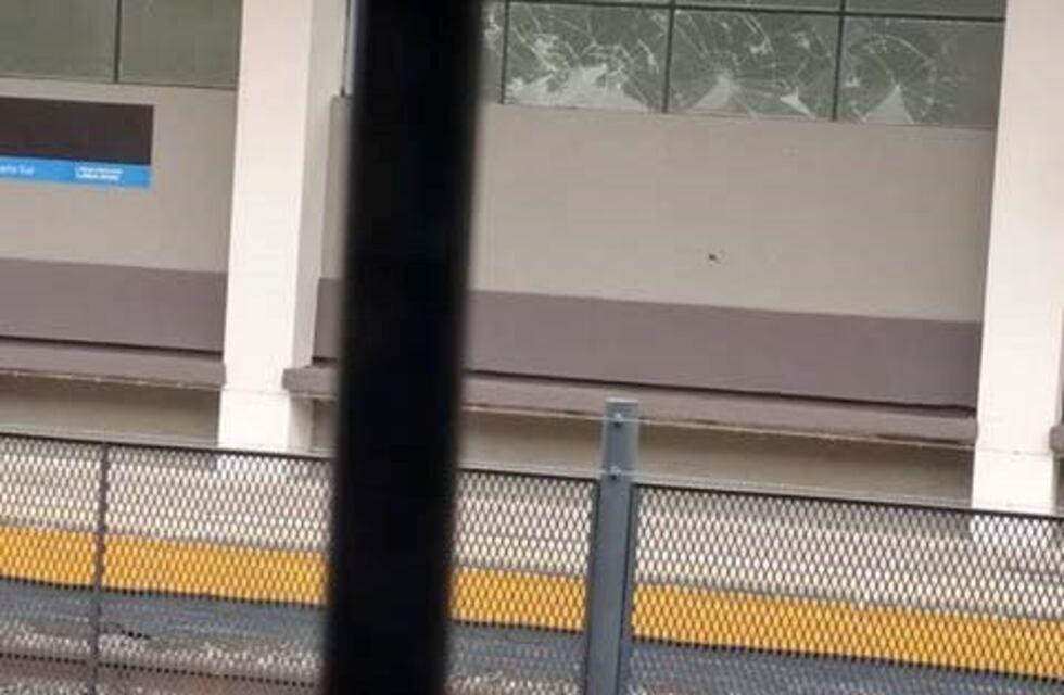 No se salva nada: la renovada estación de trenes amaneció con roturas en los vidrios