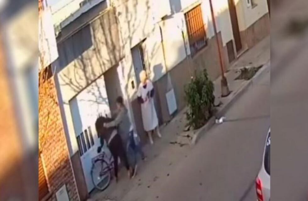 Golpeó a una joven y a una anciana y se entregó gracias a un video