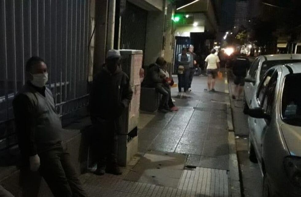 En Santa Fe hubo jubilados que pasaron la noche haciendo fila en los bancos