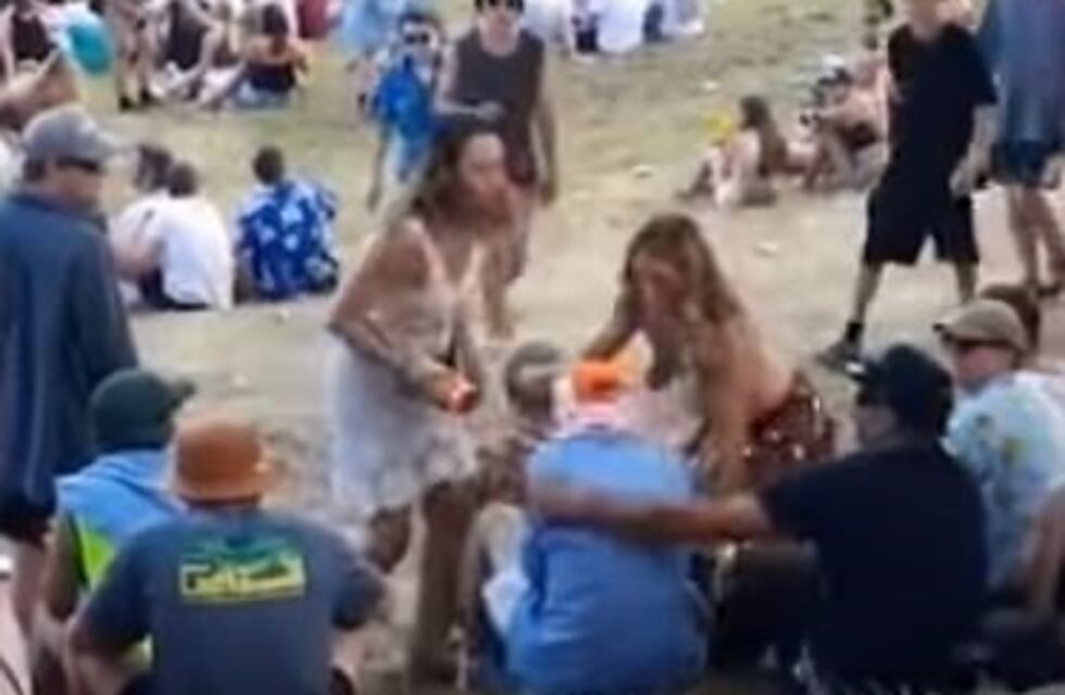 Fue acosada en topless y le dio una paliza al hombre que la tocó