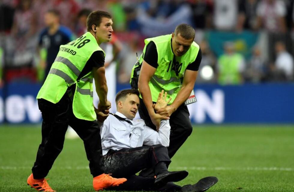 La invasión de campo que opacó la final de Rusia 2018