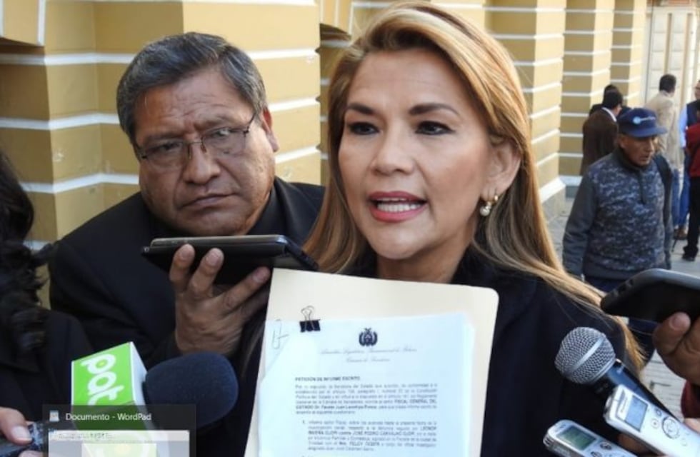 Entre lágrimas, Jeanine Añez confirmó que está dispuesta a asumir la presidencia de Bolivia
