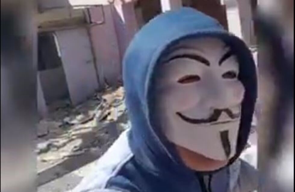 Anonymous hizo justicia con los recuerdos de juventud en Arroyito
