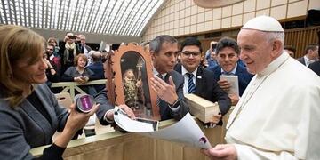 El Sumo Pontífice y el jefe comunal hablaron sobre monseñor Enrique Angelleli y su pronta beatificación\u002E Además, Paredes le obsequió una figura del Niño Alcalde y también le llevó una grapa anisada de Pituil\u002E