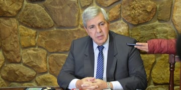 El vicegobernador de Jujuy, Carlos Haquim, en conferencia de prensa en su despacho de la Legislatura. (Archivo)