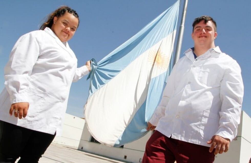 Dos sanjuaninos con síndrome de Down son escoltas de la Bandera