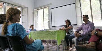 El director provincial de Sanidad del Ministerio de Salud de Jujuy, Omar Gutiérrez, reunido con su equipo previo a confirmar la detección de un caso de dengue importado\u002E