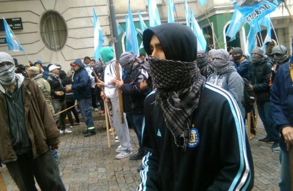 Quebracho repudió, frente a la embajada británica, los ejercicios militares en Malvinas