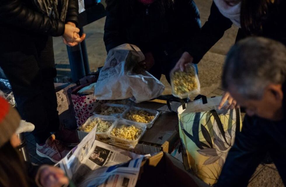 La batalla contra el frío: una noche con el ejército de rosarinos que reparten comida en las calles