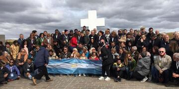 Bandera Argentina en el cementerio Darwin - Islas Malvinas