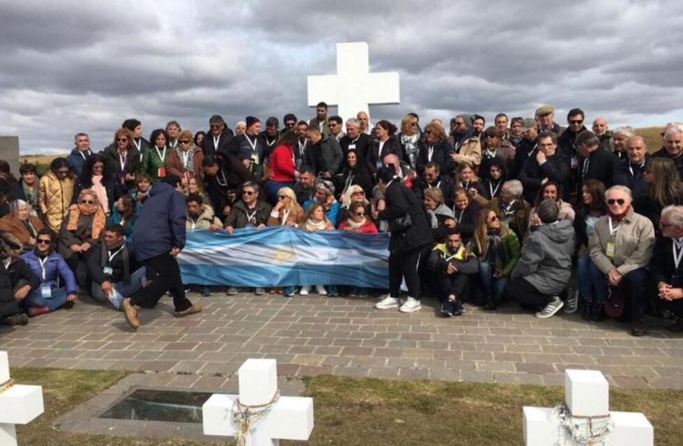 En una emotiva ceremonia, la bandera argentina volvió a desplegarse en Malvinas