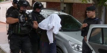 Asaltaron, se ocultaron en la casa de un vecino y los atraparon