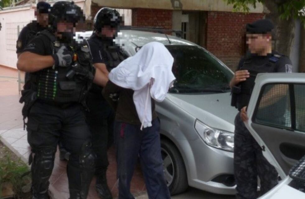 Asaltantes improvisados, los atraparon en la casa de un vecino