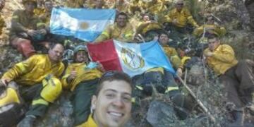 Los brigadistas santafesinos, en un alto en el combate del fuego en Chile.