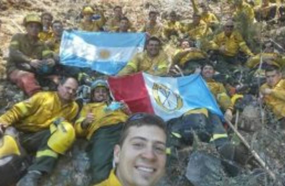 En un alto en el trabajo, los brigadistas de Santa Fe se fotografiaron en Chile