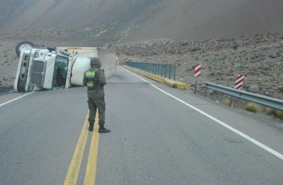 Increíble vuelco de un camión en ruta 7