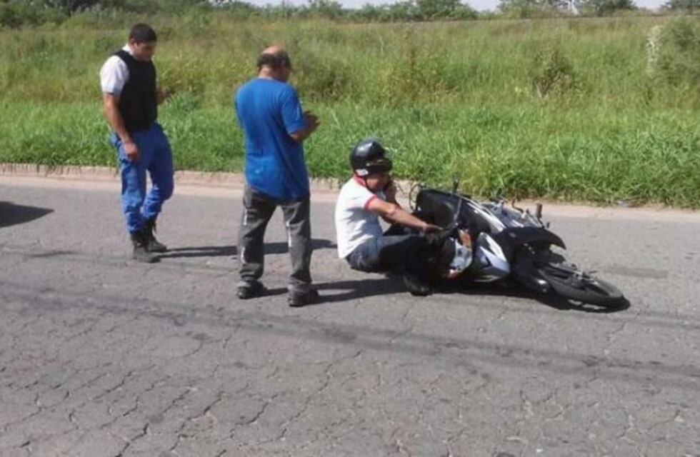 Un motociclista resultó herido tras ser embestido por un Renault 19