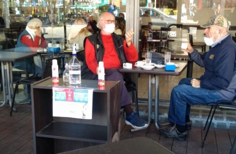 Reuniones en bares y restaurantes sólo para vecinos de Carlos Paz