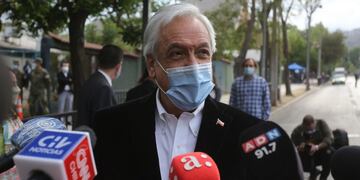 El presidente de Chile, Sebastián Piñera, habla con los medios en el centro de votación luego de emitir su voto en el plebiscito chileno\u002E (EFE/Elvis González)