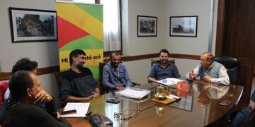 Intendente Sánchez con la Asociación de Guardavidas (prensa municipal)