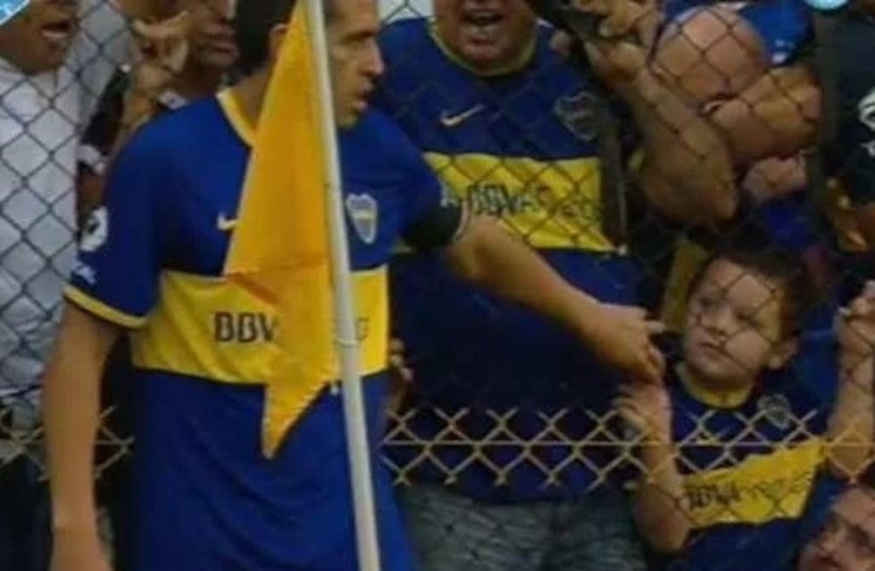 El niño al que Juan Román Riquelme saludó en un corner fue invitado a su despedida