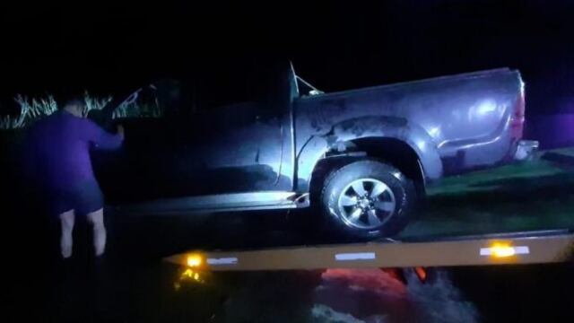 Así sacaron del agua a la camioneta robada\u002E Foto: Policía de San Luis