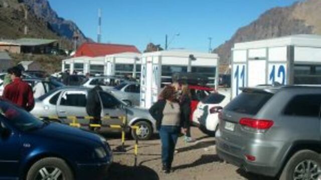Alto flujo vehicular para cruzar a Chile.