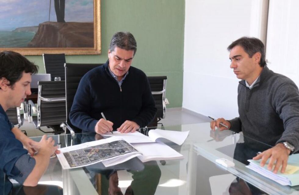 Capitanich firmó el llamado a licitación para cinco cuadras de pavimento