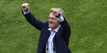 France's coach Didier Deschamps celebrates after winning the Russia 2018 World Cup round of 16 football match between France and Argentina at the Kazan Arena in Kazan on June 30, 2018\u002E / AFP PHOTO / SAEED KHAN / RESTRICTED TO EDITORIAL USE - NO MOBILE PUSH ALERTS/DOWNLOADS