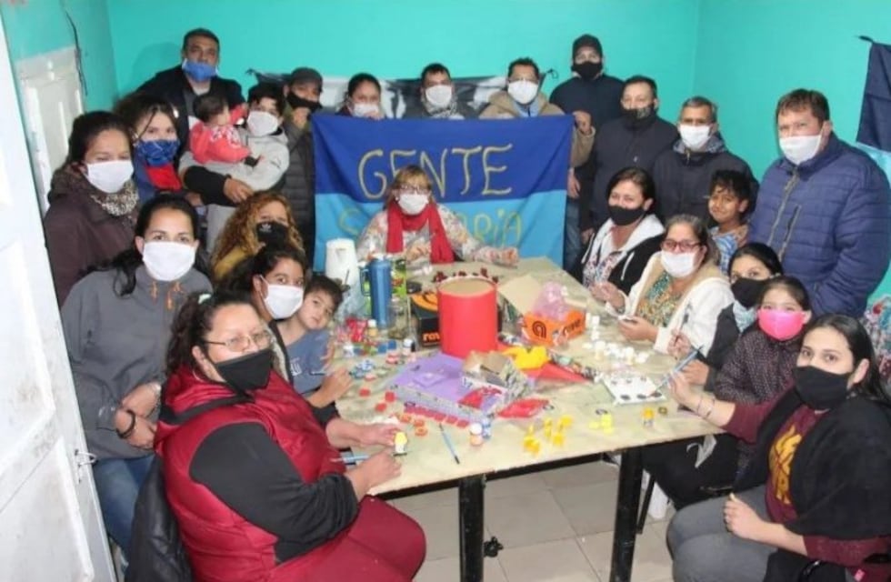 Hacen juguetes con materiales reciclables y se los regalan a familias humildes