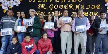 Los beneficiarios posaron junto al gobernador Gerardo Zamora\u002E
