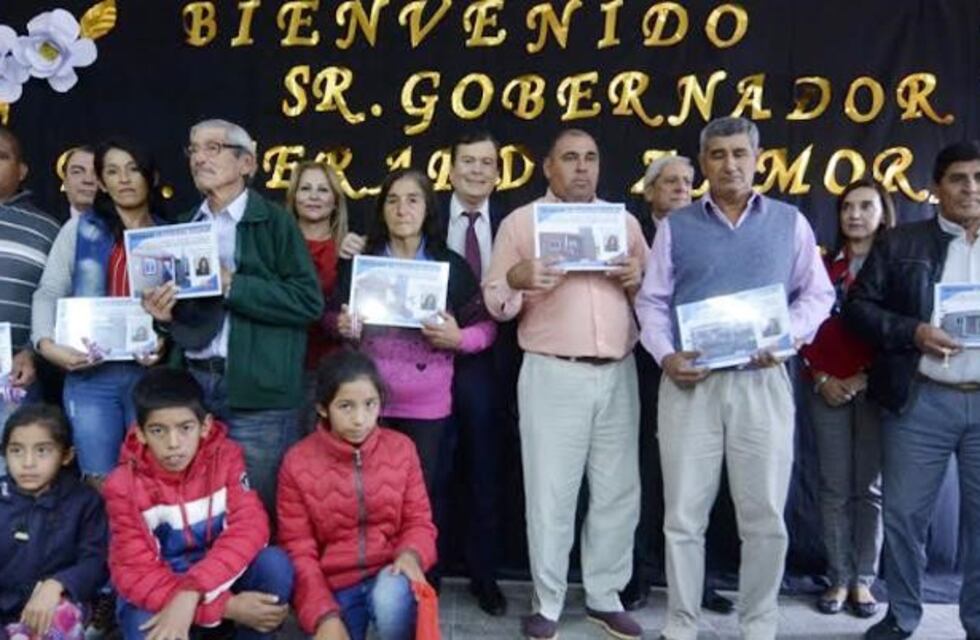 Gerardo Zamora entregó viviendas sociales en Sol de Julio