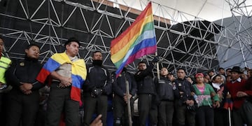 JPolicías retenidos se forman frente a varios indígenas este jueves en la Casa de la Cultura de Quito\u002E (EFE)