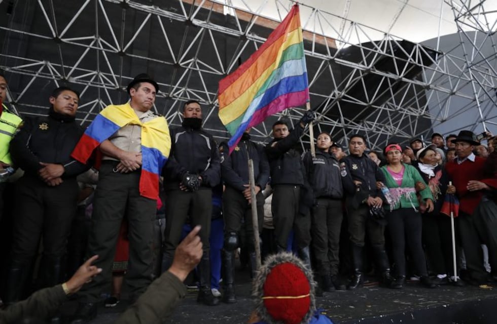 Ecuador: manifestantes tomaron de rehenes a policías en la Casa de la Cultura en Quito
