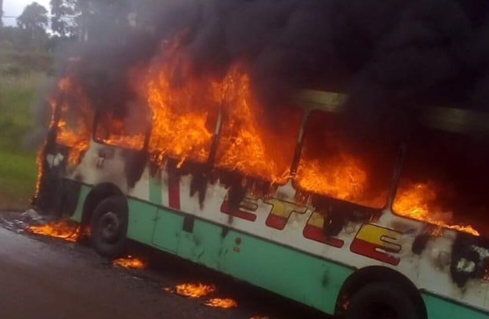 Tras una explosión se incendió por completo un colectivo