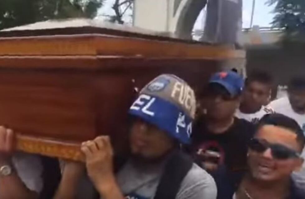 Insólito: Con cantos, bombos y bengalas, así sepultaron al líder de la barra brava del Emelec