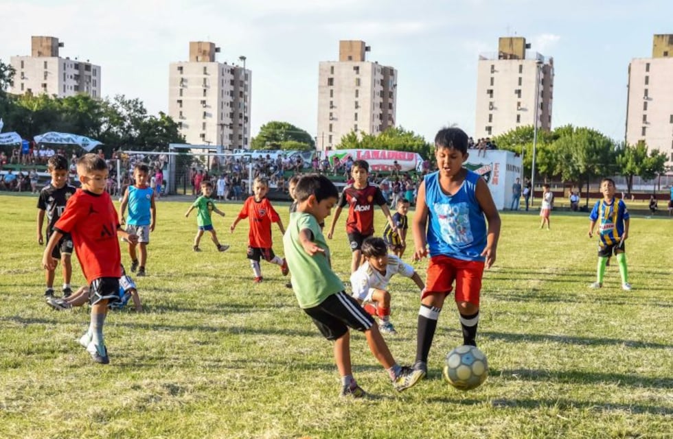 Apuesta por la convivencia: los clubes de Grandoli jugaron picaditos de mujeres y hombres