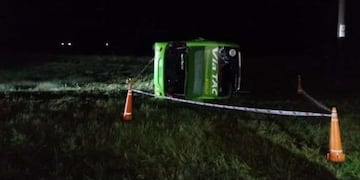 Vuelco de colectivo de Vía Tac - 2