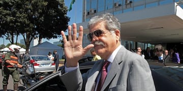 FILE- In this April 20, 2012 file photo, Argentina's then Planning Minister Julio de Vido waves to media as he leaves the Ministry of Mines and Energy in Brasilia, Brazil\u002E Argentina's Congress is considering stripping De Vido of his immunity as current legislator, since he is being accused of corruption\u002E (AP Photo/Eraldo Peres) ciudad de buenos aires julio de vido detencion del ex ministro de planificacion federal en los tribunales de comodoro py investigacion corrupcion