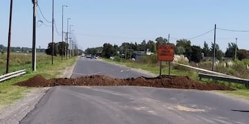 En el Jardín de la Provincia tiraron camionadas de tierra para impedir el paso vehicular\u002E (Gobierno de Funes)