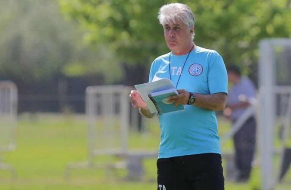 Julio Constantín, el DT de Belgrano ante Lanús