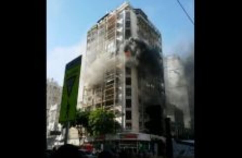 Se incendió un departamento en Córdoba y Pueyrredón y hay cuatro heridos