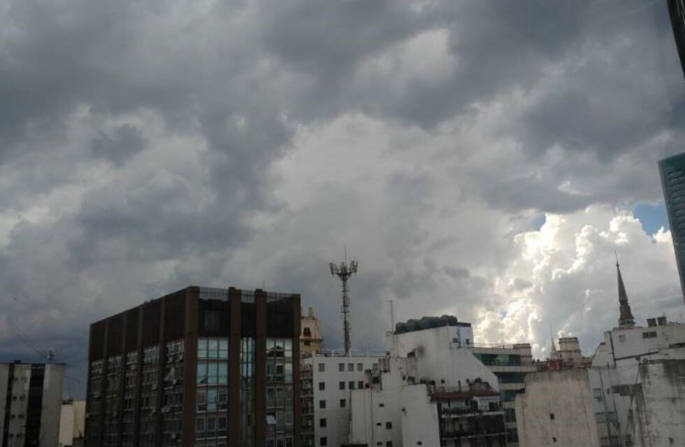 Se espera otro día de calor agobiante y con probables tormentas en la Ciudad