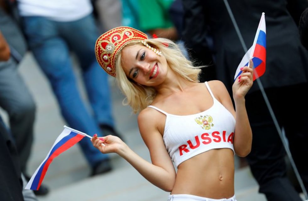 La sexy hincha rusa que se robó todas las miradas en Rusia-Uruguay es una actriz porno
