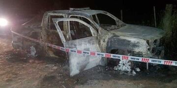 Camioneta policial incendiada